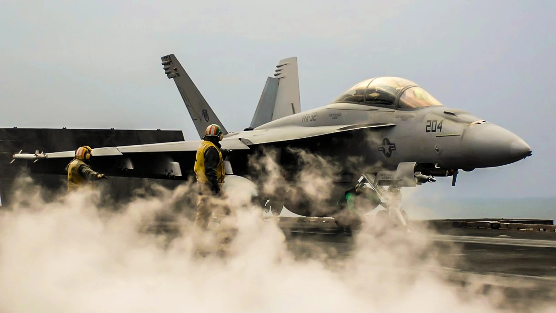 Un F/A-18 Super Hornet cae por la borda del USS Harry S. Truman durante maniobras en el Mar Rojo