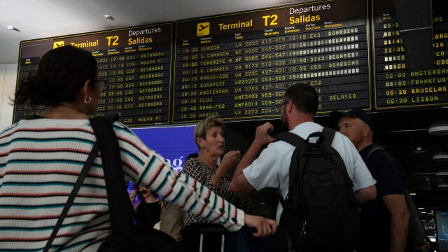 Pasajeros en el Aeropuerto de Madrid-Barajas el día del apagón en la Península Ibérica. David Jar