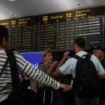 Pasajeros en el Aeropuerto de Madrid-Barajas el día del apagón en la Península Ibérica. David Jar