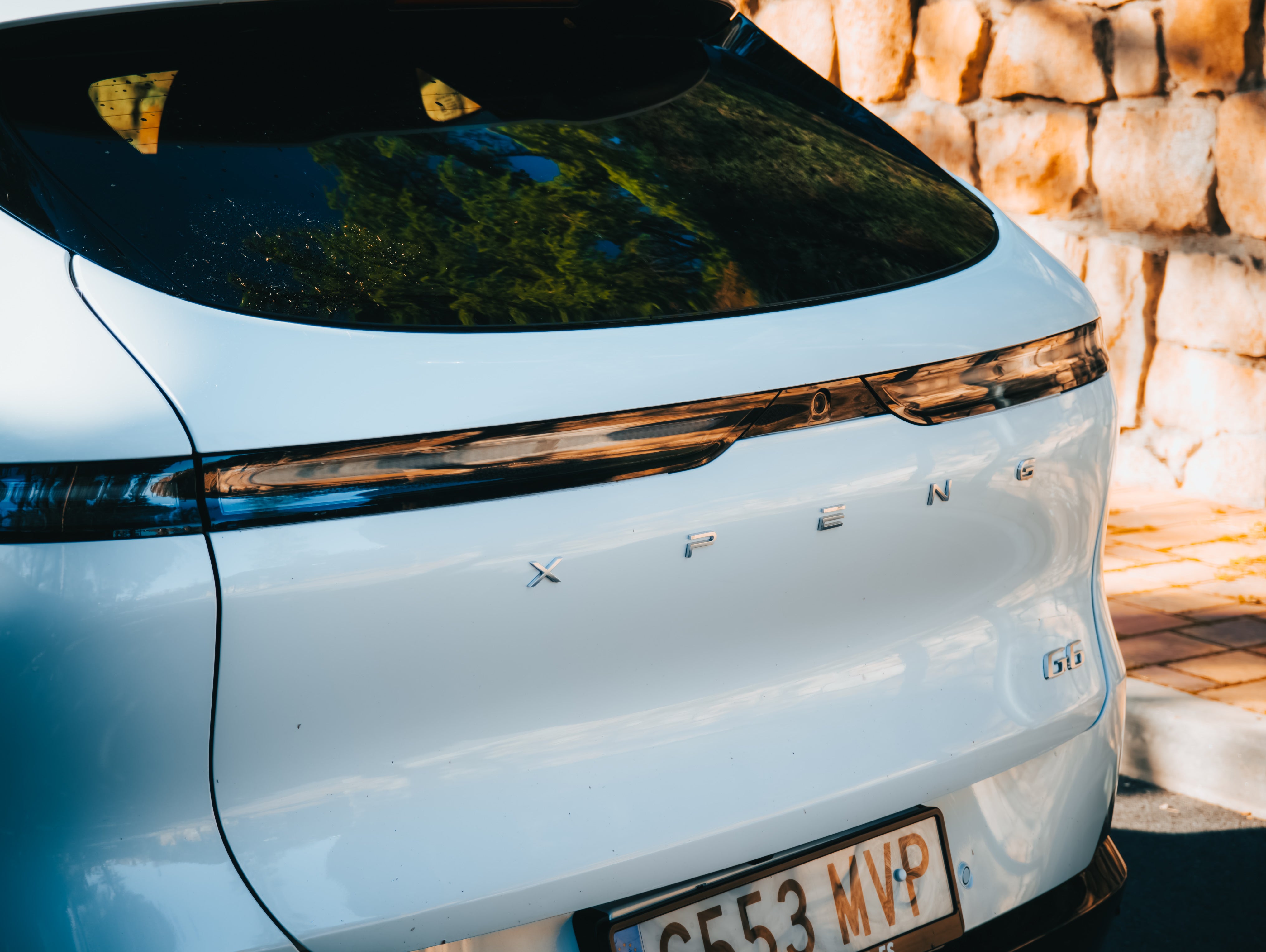 La firma lumínica trasera atraviesa el portón del maletero, un detalle de diseño muy habitual en los coches de 2025