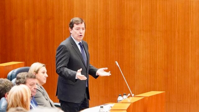 Mañueco interviene desde su escaño en el pleno de las Cortes