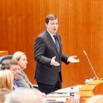 Mañueco interviene desde su escaño en el pleno de las Cortes