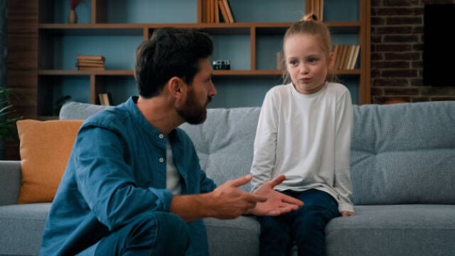 ¿Qué es la “crianza cáscara de huevo”? El estilo de crianza de moda que amenaza con ser tóxico para los niños