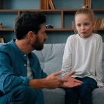 ¿Qué es la “crianza cáscara de huevo”? El estilo de crianza de moda que amenaza con ser tóxico para los niños