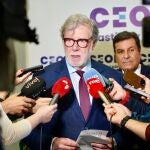 El presidente de CEOE Castilla y León, Santiago Aparicio, atiende a los medios de comunicación