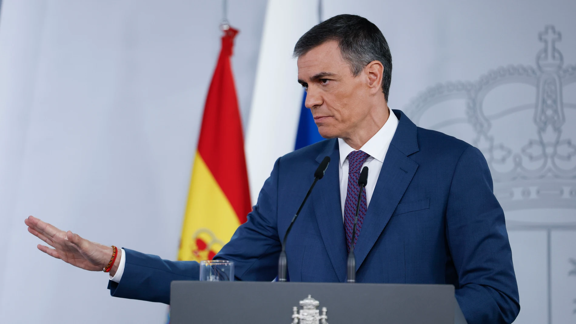 Sánchez moviliza al CNI para registrar a las eléctricas