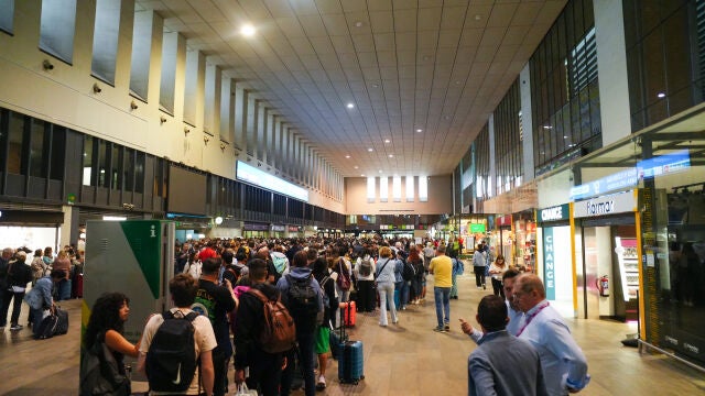 Estación de trenes de Santa Justa (Sevilla) el día después del apagón generalizado