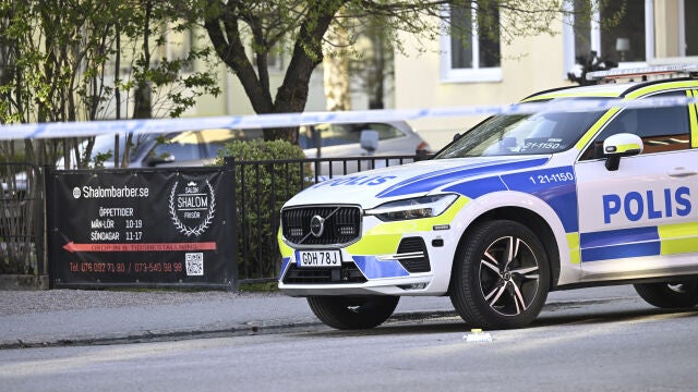 La Policía sueca acordona los alrededores de la peluquería de Uppsala donde un adolescente mató a tres personas en abril