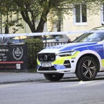 La Policía sueca acordona los alrededores de la peluquería de Uppsala donde un adolescente mató a tres personas en abril