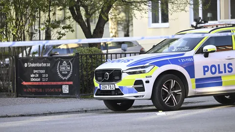 La Policía sueca acordona los alrededores de la peluquería de Uppsala donde un adolescente mató a tres personas en abril