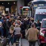 Pasajeros en el Aeropuerto de Madrid-Barajas el día del apagón en la Península Ibérica. David Jar