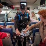 Reparto de agua en un tren varado en Valladolid