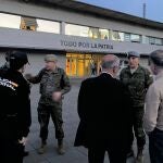 El subdelegado del Gobierno, Abel Losada, con agentes. 