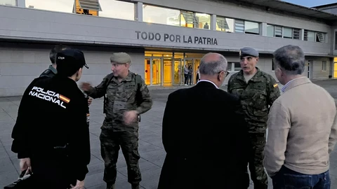 El subdelegado del Gobierno, Abel Losada, con agentes.