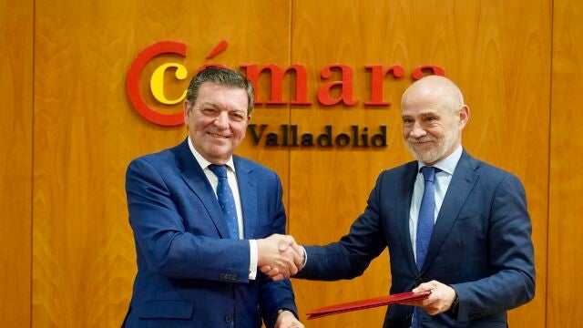 El consejero de la Presidencia, Luis Miguel González Gago, y el presidente de la Cámara de Comercio de Valladolid, Víctor Caramanzana, firman el protocolo