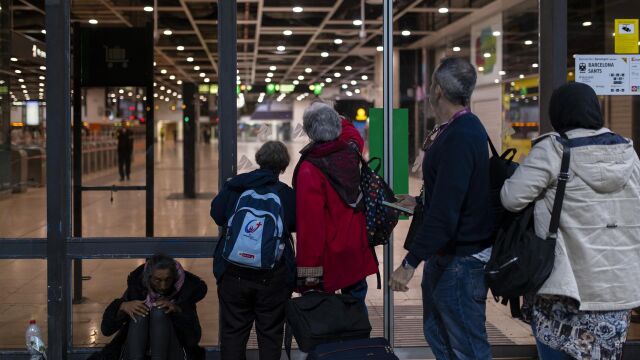 Viajeros intentando entrar a la estación de Sants está madrugada