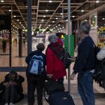 Viajeros intentando entrar a la estación de Sants está madrugada