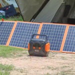 Con un panel solar plegable de 100 W, fácil de montar y con soporte para orientar al sol