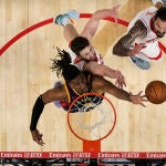 Kevon Looney intenta hacerse con un rebote en presencia de dos jugadores de los Rockets
