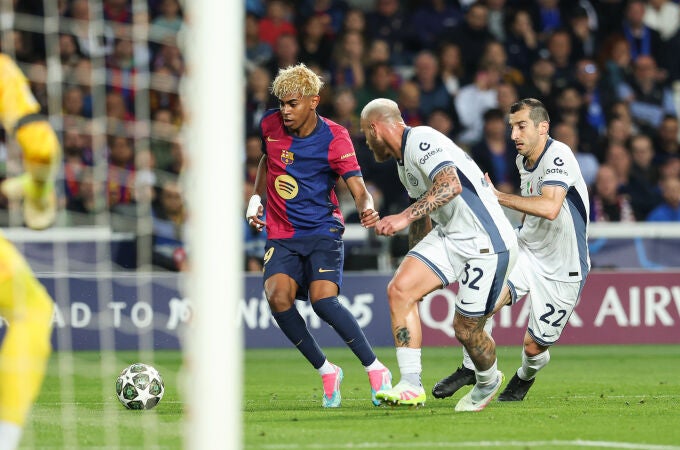 FC Barcelona v FC Internazionale Milano - UEFA Champions League 2024/25 Semi Final First Leg