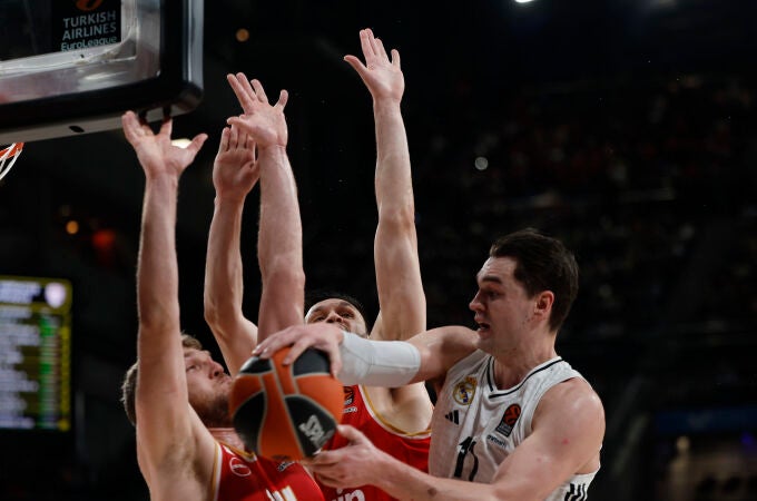 Hezonja intenta encontrar a un compañero ante la defensa griega