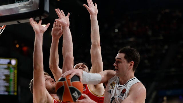 Hezonja intenta encontrar a un compañero ante la defensa griega