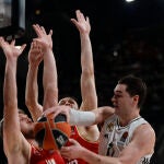 Hezonja intenta encontrar a un compañero ante la defensa griega