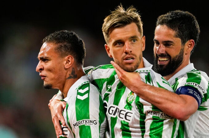 De derecha a izquierda, Isco, Lo Celso y Antony, "padre, hijo y espíritu santo" del Betis