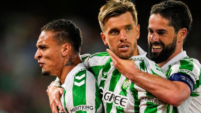 De derecha a izquierda, Isco, Lo Celso y Antony, "padre, hijo y espíritu santo" del Betis