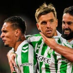 De derecha a izquierda, Isco, Lo Celso y Antony, "padre, hijo y espíritu santo" del Betis