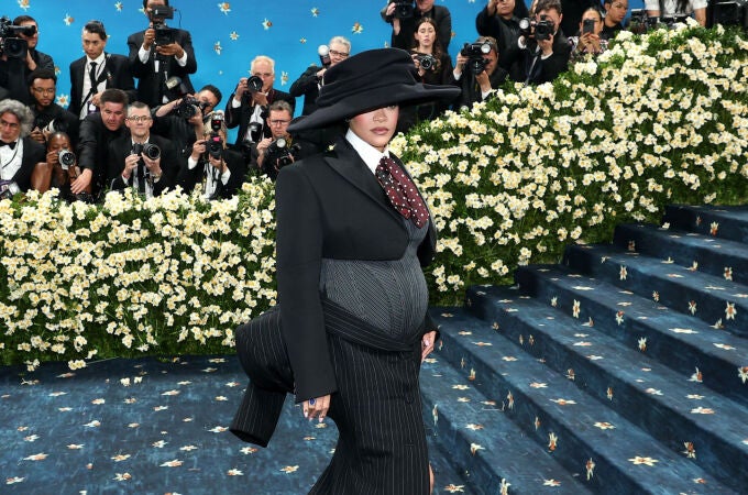 Rihanna en la alfombra roja de la MET Gala 2025.