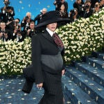 Rihanna en la alfombra roja de la MET Gala 2025.