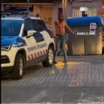 Un hombre se encara con la policía