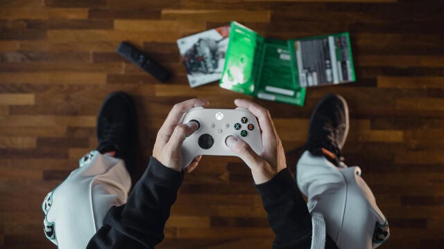 El mando inalámbrico Xbox funciona con dos pilas AA