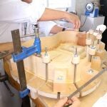 Fabricación de guitarras en uno de los talleres formativos de la Escuela de Artesanos de Gelves (Sevilla), dependiente de la Junta de Andalucía