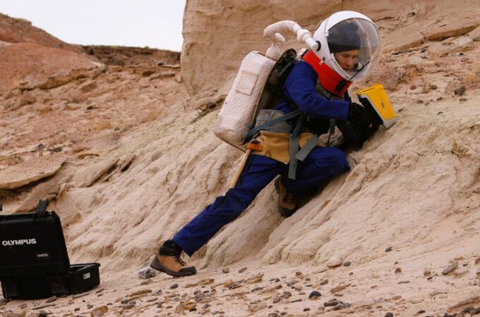 Una de las tripulantes de Hypatia II realiza un experimento geológico en el desierto de Utah