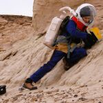 Una de las tripulantes de Hypatia II realiza un experimento geológico en el desierto de Utah