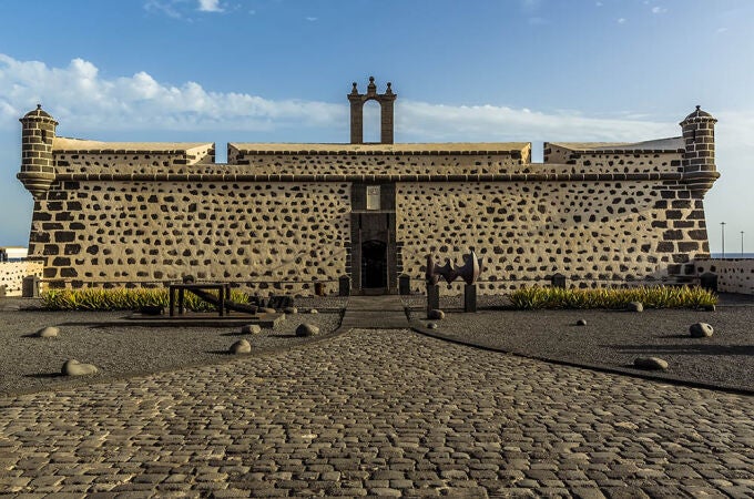 La increíble historia de este castillo español que pocos turistas conocen: defensa, arte y supervivencia