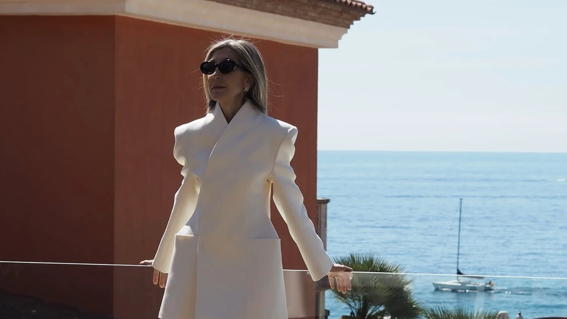 Influencer con el look perfecto para comuniones.