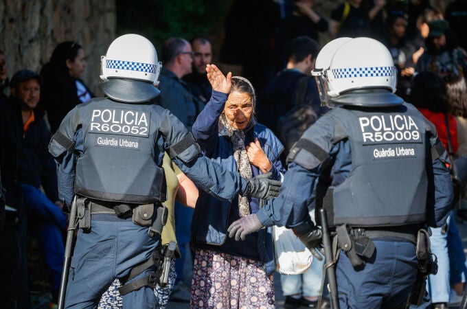 El Ayuntamiento de Barcelona desaloja el asentamiento del barrio de Vallcarca 