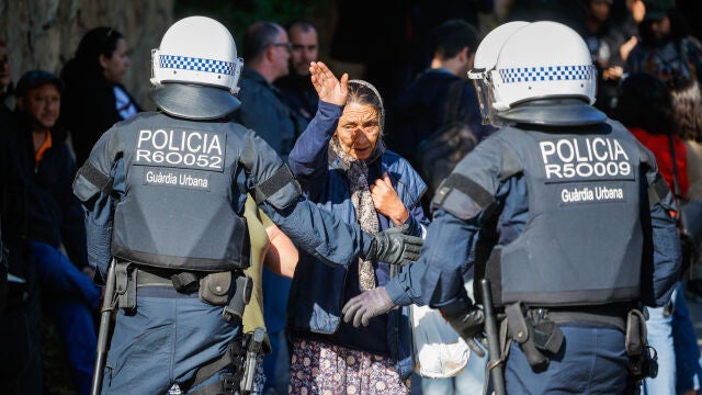 El Ayuntamiento de Barcelona desaloja el asentamiento del barrio de Vallcarca 