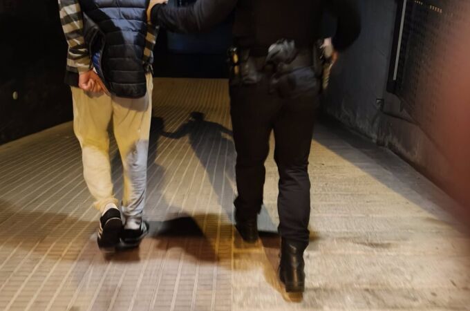 MURCIA.-Sucesos.- Detenido un hombre con orden de detención al levantar sospechas por cambiar de acera cuando vio a los agentes