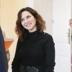 El look menos primaveral de Ayuso.