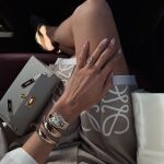 Influencer con manicura de novia.