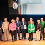 El presidente de la Diputación de Soria, Benito Serrano, junto a la familia Martínez-Soto galardonada con la Medalla de Oro