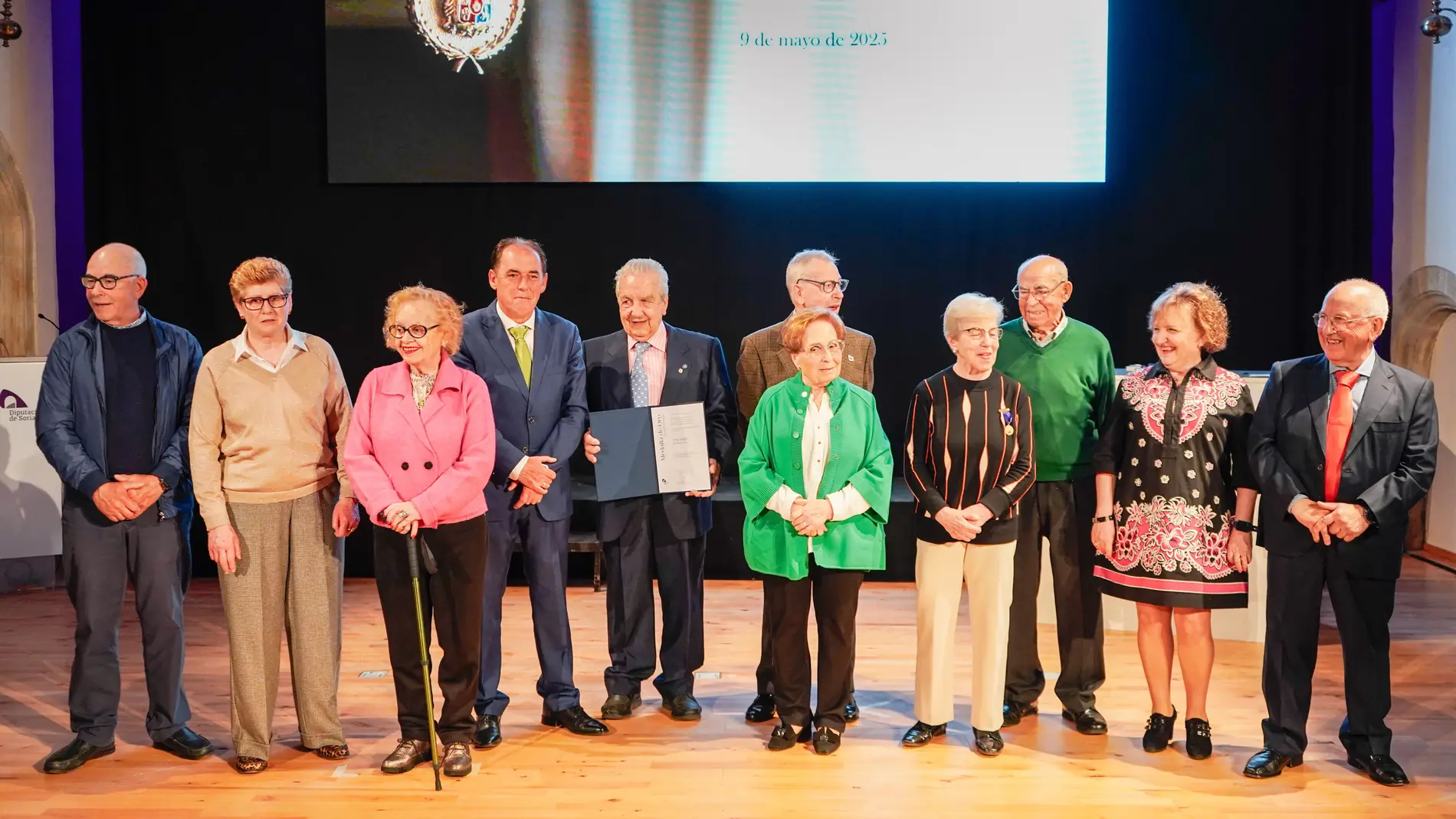 El presidente de la Diputación de Soria, Benito Serrano, junto a la familia Martínez-Soto galardonada con la Medalla de Oro