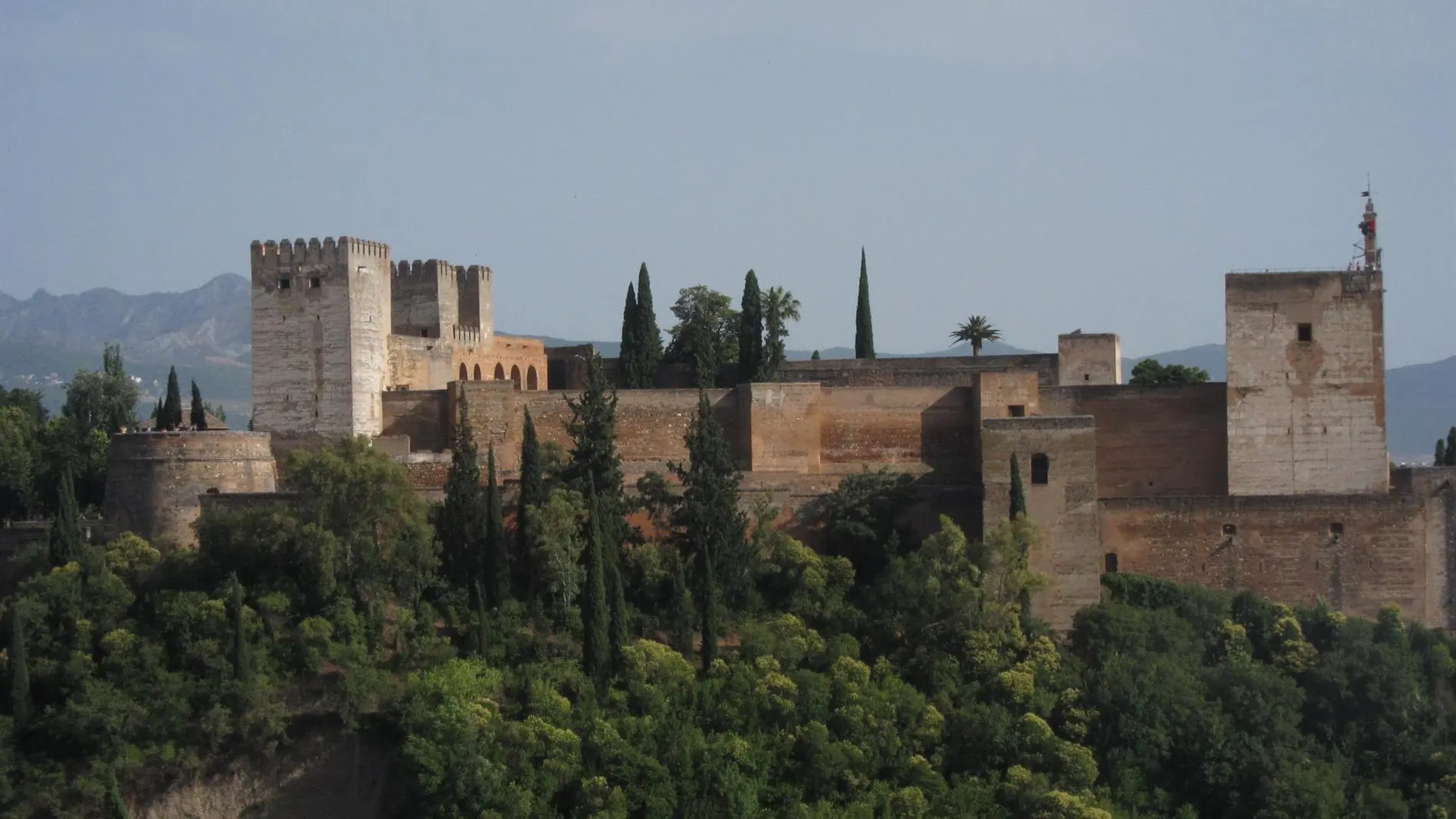 Sucesos.- Investigan la aparición de pintadas vandálicas en el entorno de la Alhambra