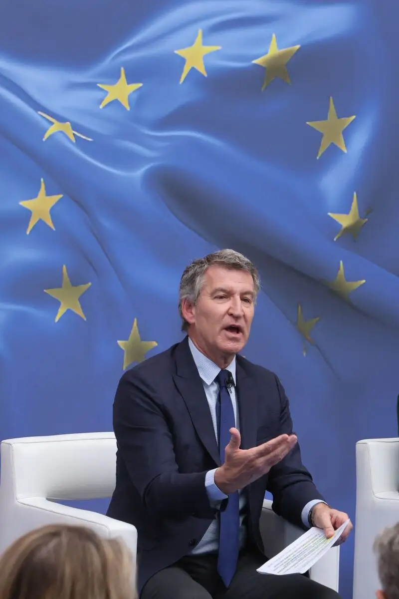 Juanma Moreno y Alberto Núñez Feijóo participan en un coloquio con motivo del Día de Europa