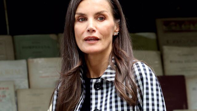La Reina Letizia reaparece tras su emotivo reencuentro con la Princesa Leonor con su look primaveral más lady