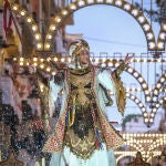 Ana Gisbert, desfilando en Alcoy, Alicante; es la primera mujer en la historia de los Moros y Cristianos que ha ostentado el cargo de Alférez